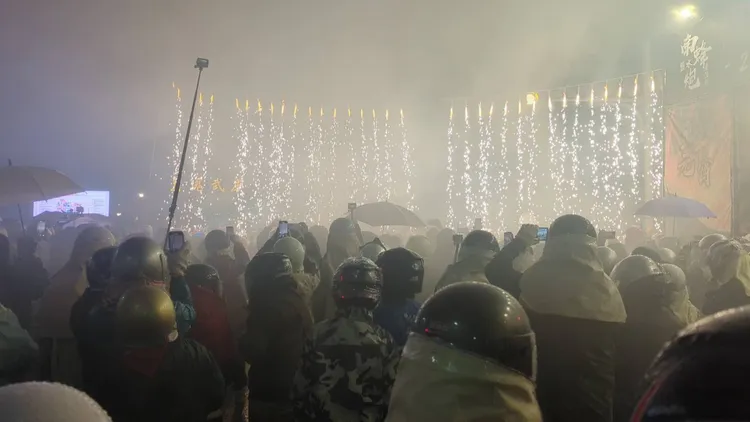 昨天晚上從鹽水武廟出發，煙火瀑布吸引目光。莊曜聰攝