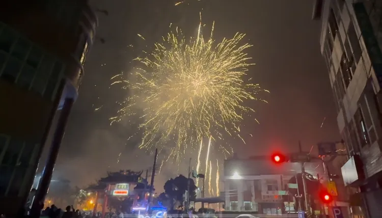 鹽水大眾廟高空煙火吸睛。莊曜聰攝