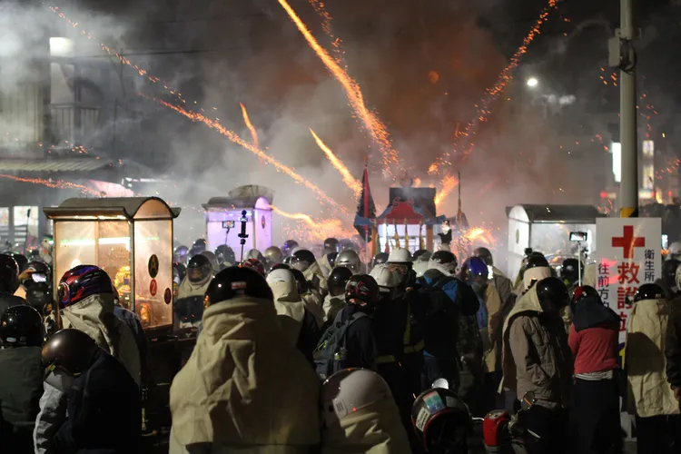 元宵夜鹽水街區200座炮城狂炸。莊曜聰攝