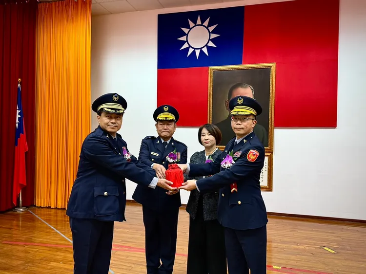 周縣長與戴局長及新任分局長交接印信。翻攝畫面