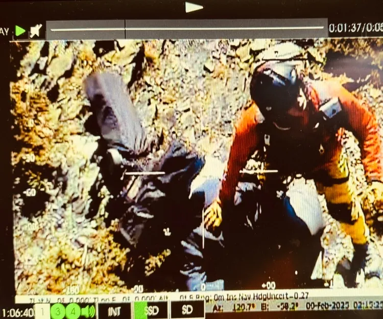 救難人員將登山迷路失溫男子救出。翻攝畫面