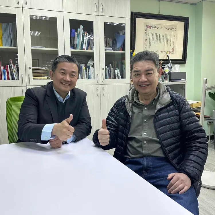 吾爾開希歷經一年時間復健後已大致康復。翻攝王定宇臉書