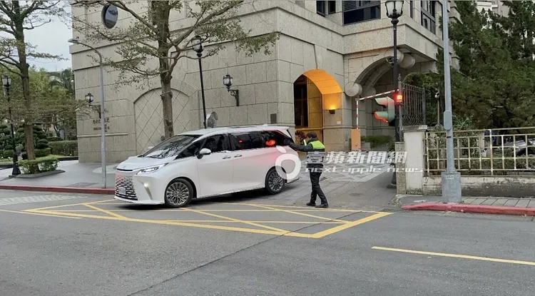 小S先送媽媽回距離大S家步行700公尺的「國家藝術館」孝親房才離開。特勤中心攝