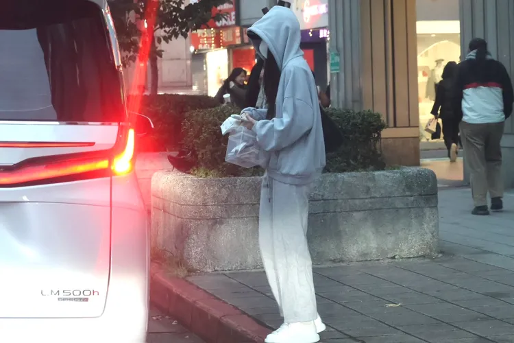 小S二女兒Lily從東區「頂好名店城」上車，手拿裝有蝴蝶結髮夾的透明文具盒。特勤中心攝