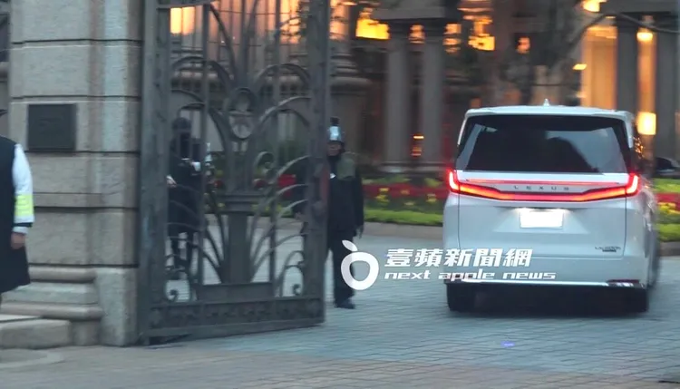 小S和老公許雅鈞、二女兒Lily、Makiyo、阿雅，一起回到小S帝寶豪宅再聚。特勤中心攝