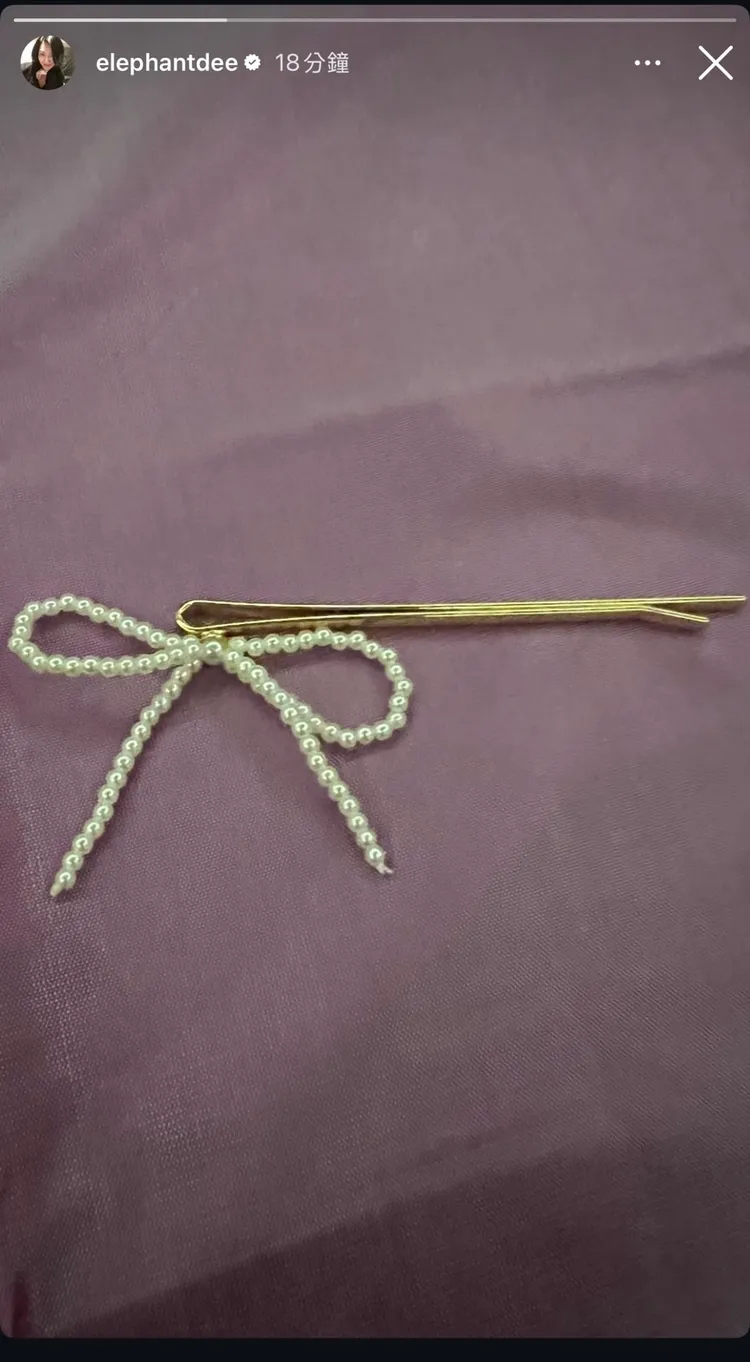 凌晨12點2分，小S首度在IG發文，PO出女兒帶回來的金色珍珠蝴蝶結髮夾照思念大S。翻攝小S IG