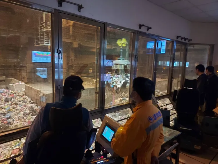 警方9日到仁武焚化爐擴大搜索。翻攝畫面