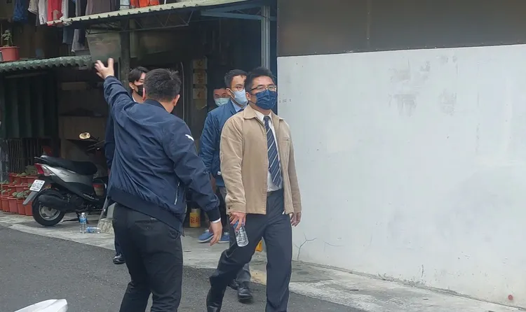 檢察官離去時並未說明。凃建豐攝