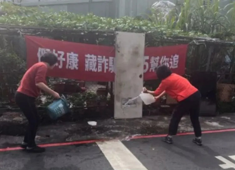 鄰居表示初四收垃圾首日就聞到附近有很臭的味道，當時還拿漂白水清洗。讀者提供