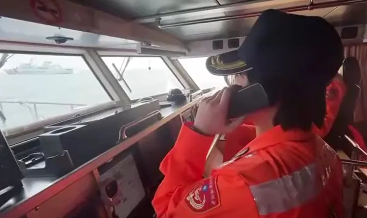 海巡人員廣播驅離。海巡署提供