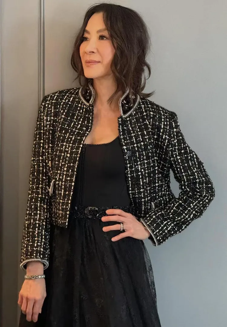 夏姿黑白軟呢外套與手縫珠蕾絲長裙設計，襯托出楊紫瓊的自信優雅。品牌提供