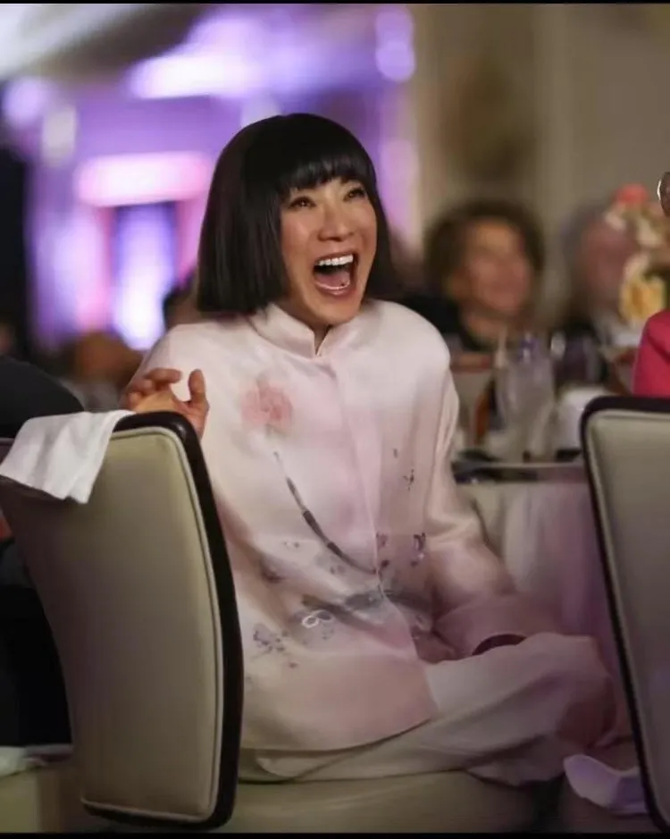 楊紫瓊身著夏姿經典歐根紗中式外套出席AFI AWARDS。品牌提供