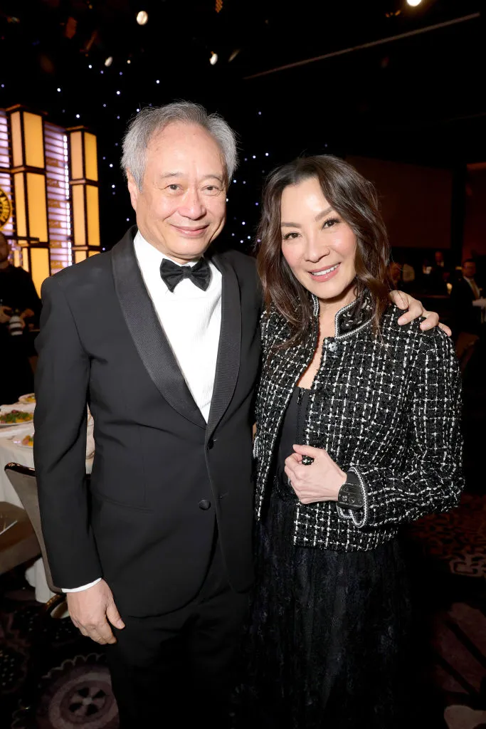 李安（左）獲頒第77屆美國導演工會終身成就獎，和頒獎人、奧斯卡影后楊紫瓊合影。品牌提供