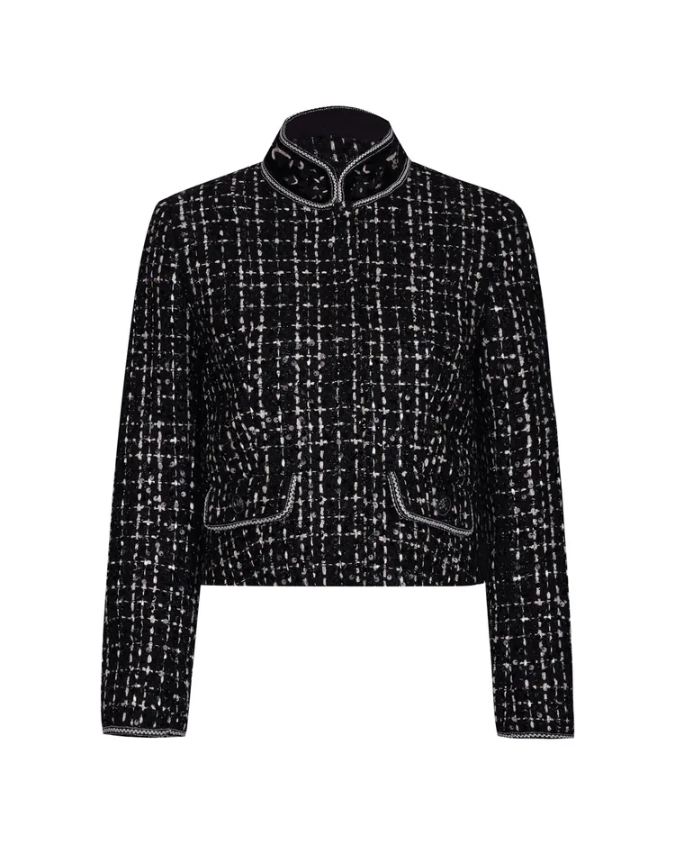 夏姿黑白軟呢外套與手縫珠蕾絲長裙設計，襯托出楊紫瓊的自信優雅。品牌提供