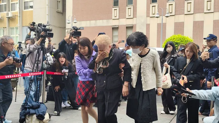 面對支持者大喊加油，以及媒體詢問「希望法官體諒你們嗎」柯媽也忍不住哭了。張欽攝