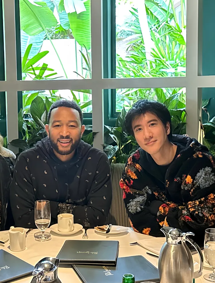 王力宏（右）與約翰傳奇強強聯手。圖／西東音樂提供