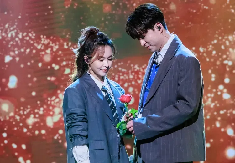 《綜藝一級棒》李子森送玫瑰花給杜忻恬。中視提供