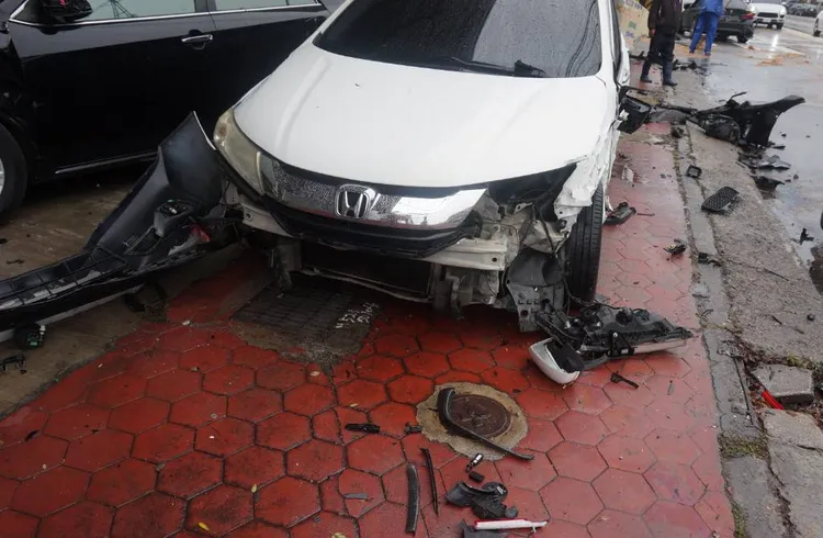 路邊車輛遭到波及。民眾提供