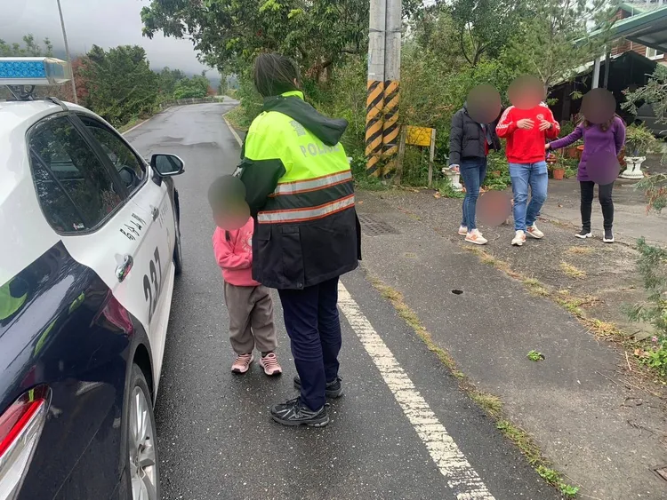 台東警察幫走失的女童找到阿嬤團聚。警方提供