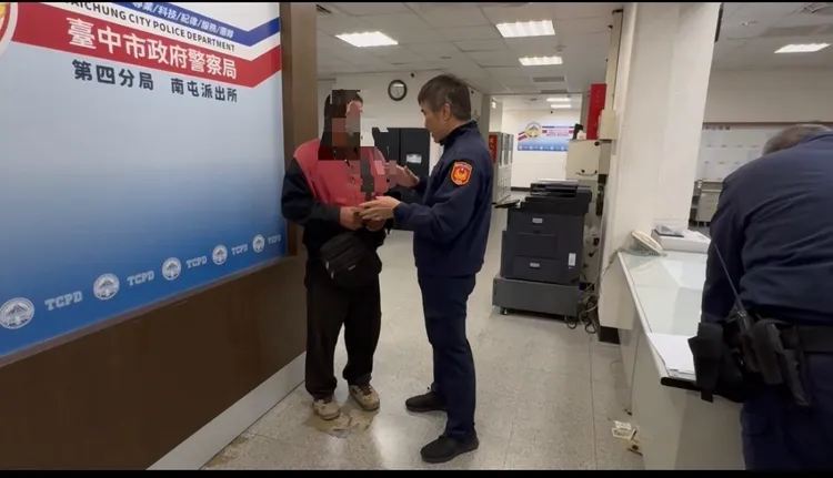 台中市警四分局南屯派出所長邱量虔（右），不但要負擔張男的喪葬費，還與朋友籌措10萬元捐助張父。民眾提供