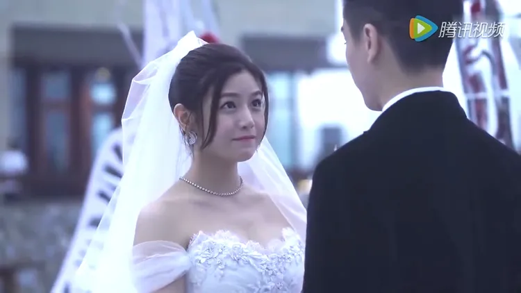 當時陳妍希看著陳曉，眼神都是光和滿滿的愛。翻攝騰訊視頻