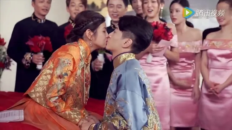 兩人在眾目睽睽下，浪漫親吻。翻攝騰訊視頻