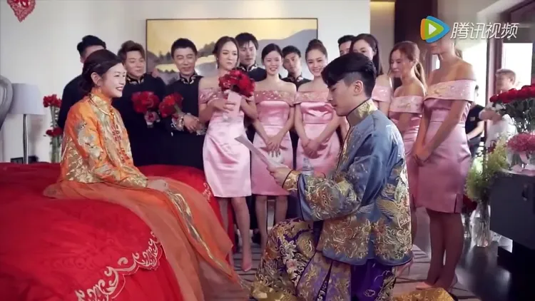 陳曉向陳妍希下跪，承諾一生一世照顧她。翻攝騰訊視頻