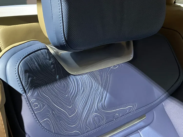 座椅肩靠特別刺繡台灣四大山脈（玉山山脈、阿里山山脈、雪山山脈、中央山脈）的等高線輪廓，以9萬針刺繡工藝 呈現細膩細節。林浩昇攝