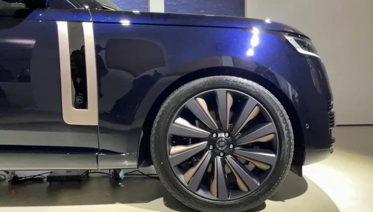 Range Rover SV Taiwan Edition 同時也配備 23 吋鍛造鑽石切削鋁合金輪圈，採用科林斯青銅與亮面黑色雙色設計，展現高度訂製質感。林浩昇攝