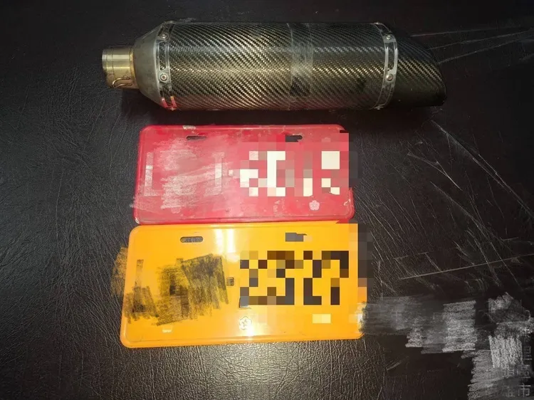 竊嫌將車牌及排氣管等改裝部件，七拼八湊將車身車牌組裝。翻攝畫面