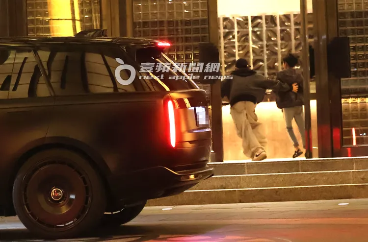 汪小菲兒子汪希箖（右）穿外套下車，跟男保母跑進大S家。特勤中心攝