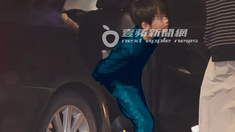 大S的8歲兒汪希箖跟男保母搭車到黑人、范范家下車。小孩衣服經變色處理、特勤中心攝