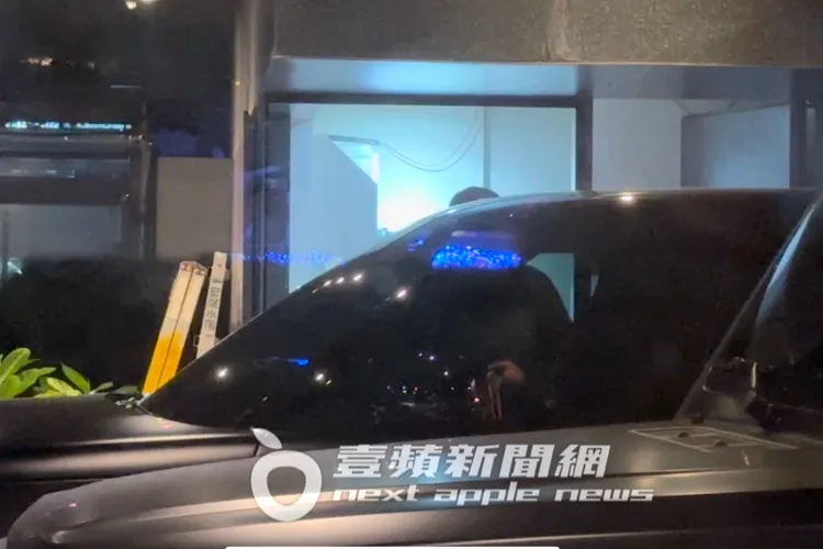 晚間近7點，陳建州獨自開車回家，疑似先去買晚餐等大S兒子來。特勤中心攝