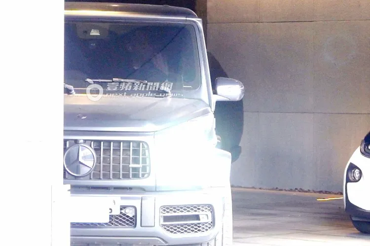 「黑人」陳建州開賓士G63越野車買午餐回家，準備把車停進車庫，上樓陪汪希箖玩。特勤中心攝