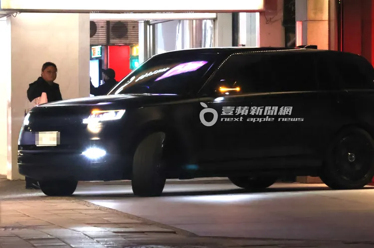 晚間近10點，陳建州駕駛Range Rover新車，載大S兒子汪希箖離開。特勤中心攝