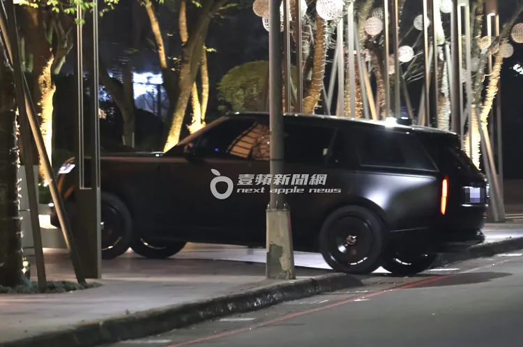 陳建州開Range Rover新車載汪希箖回到大S的家。特勤中心攝