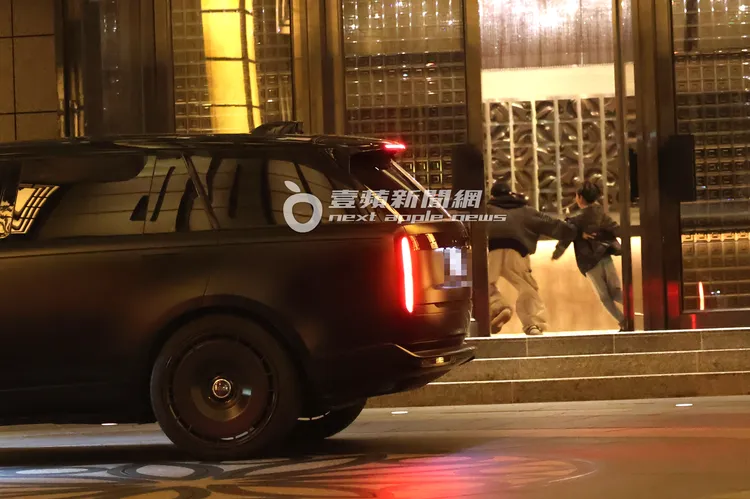 陳建州載汪希箖（右）回大S家，小孩奔跑進屋十分可愛。特勤中心攝