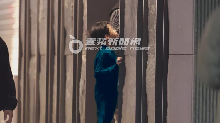 汪小菲兒子汪希箖在黑人、范范家門口等開門，好奇張望屋內狀況十分可愛。小孩衣服經變色處理、特勤中心攝