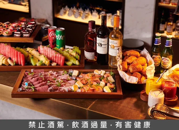 每日晚間6點半至7點半至飯店1樓URBAN331 威士忌酒吧享用HAPPY HOUR。慕軒飯店提供