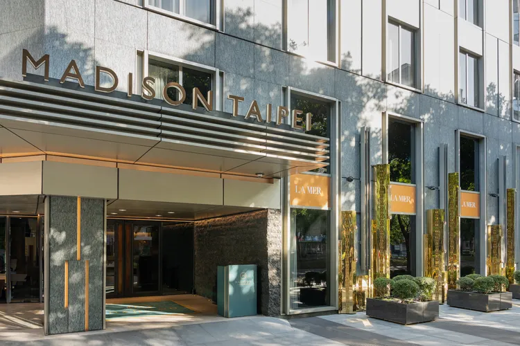 慕軒飯店與LA MER海洋拉娜打造期間限定「金宮外牆」，耀目光影盡顯奢華氛圍。LA MER海洋拉娜提供