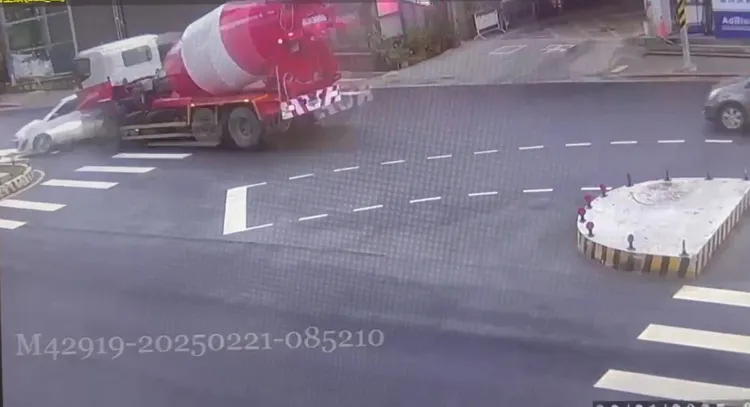 水泥車右切推擠小客車導致他360度旋轉。警方提供