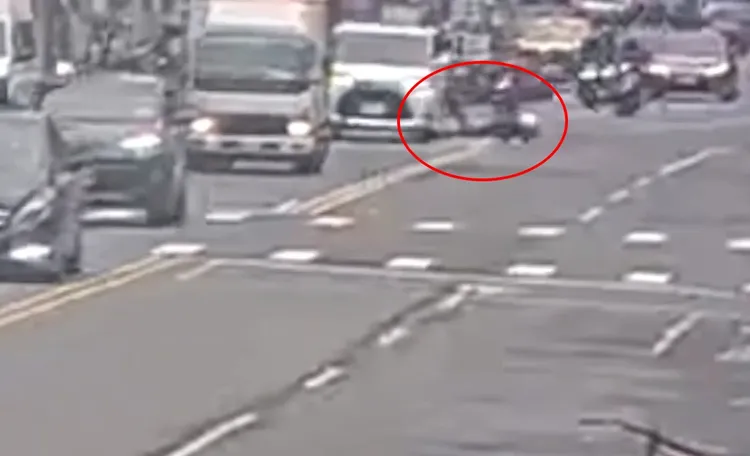 許男衝撞警方。警方提供