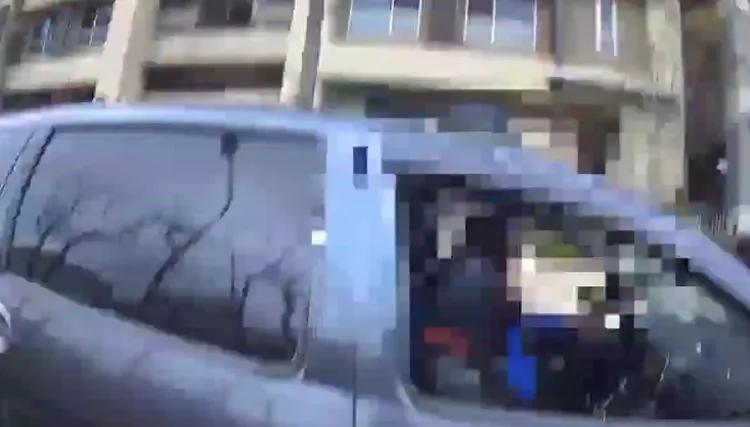 熱心民眾載送員警追捕嫌犯。警方提供