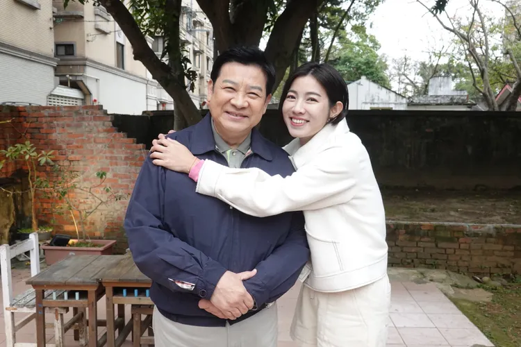 米可白和楊慶煌戲外也形同父女。民視提供