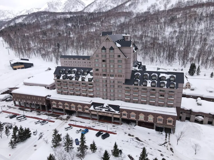 甫於2023年底開幕的北海道Kiroro Grand本館，費用即包含團體滑雪課程。可樂旅遊提供