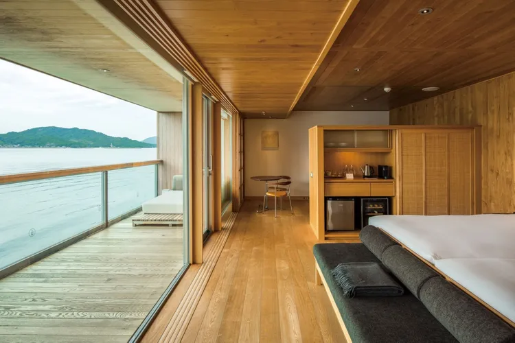guntû全船僅有17間客房，木質調的內裝展現溫暖中帶點清香的氛圍。可樂旅遊提供