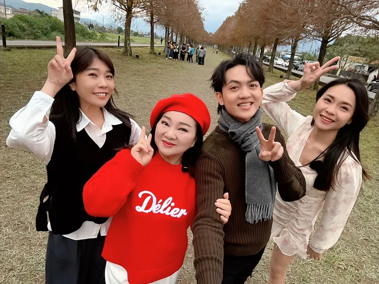 蔡家蓁(左起)、白冰冰、郭宗祐、尤娜開心與落羽松合照。長興影視提供