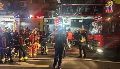 新北中和出租套房暗夜火!驚見「25歲男陳屍廁所」 同居女友蹲地哭斷腸