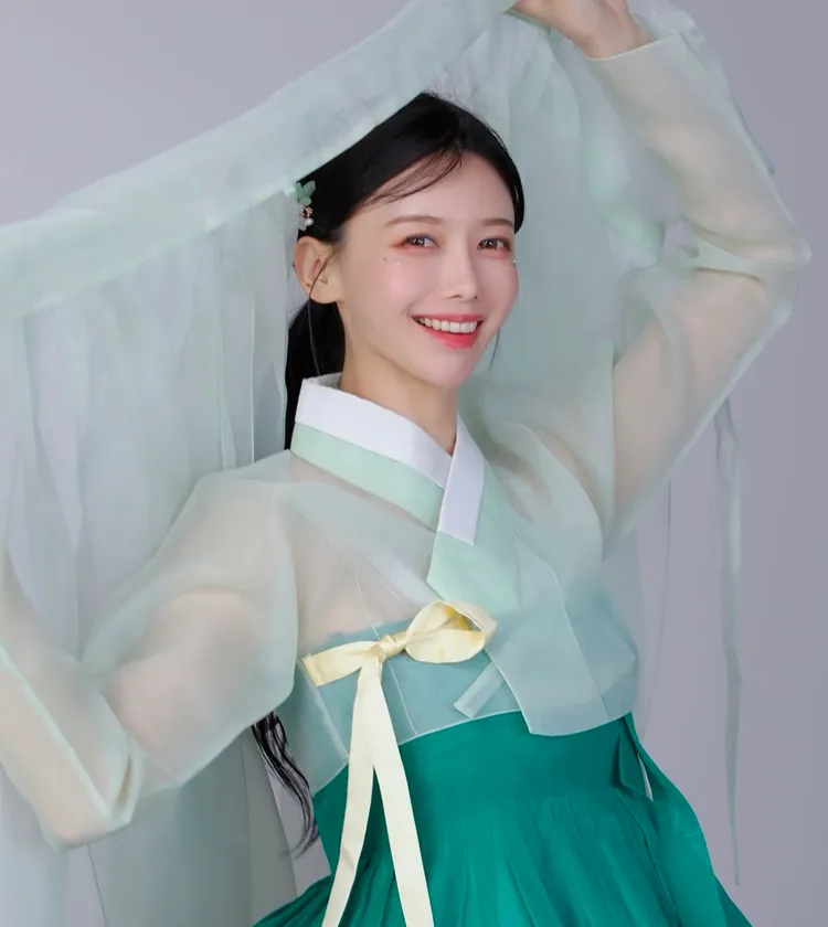 李雅英穿韓服美翻。翻攝李雅英IG