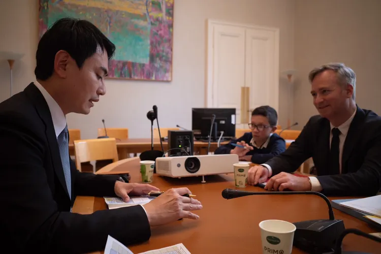 民進黨立法委員陳冠廷昨（13）日分別拜會法國國民議會台法友好小組主席巴緹斯黛（Marie-Noëlle Battistel）及參議院友台小組主席勒莫因（Jean-Baptiste Lemoyne），就台法合作交流廣泛交換意見。陳冠廷辦公室提供